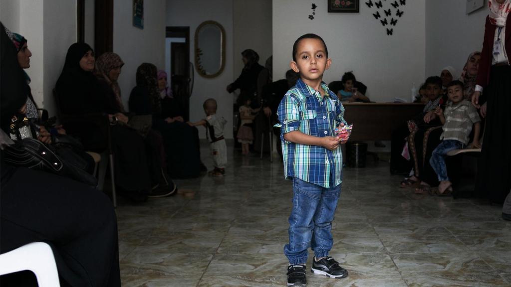 Un niño posa en la centro de Institute for Family Health en Aljun, Jordania.