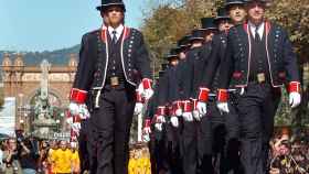 Una guardia de honor de los Mossos d’Esquadra desfilando durante la Diada en 2005.