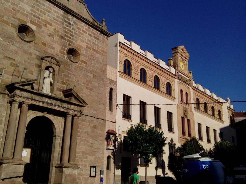 Fachada de la iglesia de Linares