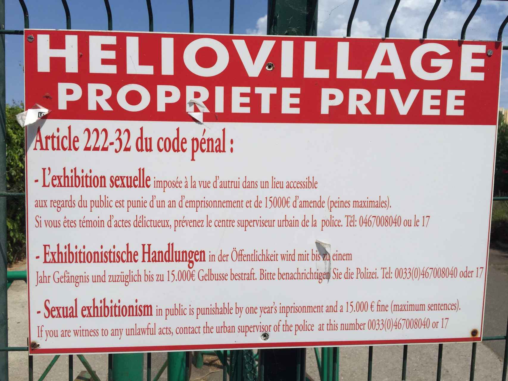 Los carteles en Heliópolis advierten de que practicar sexo en público se sanciona con 15.000 euros. Pocas normas se respetan tan poco.