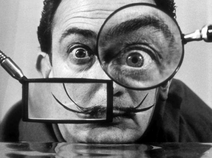 Salvador Dalí, un icono entre dos banderas.