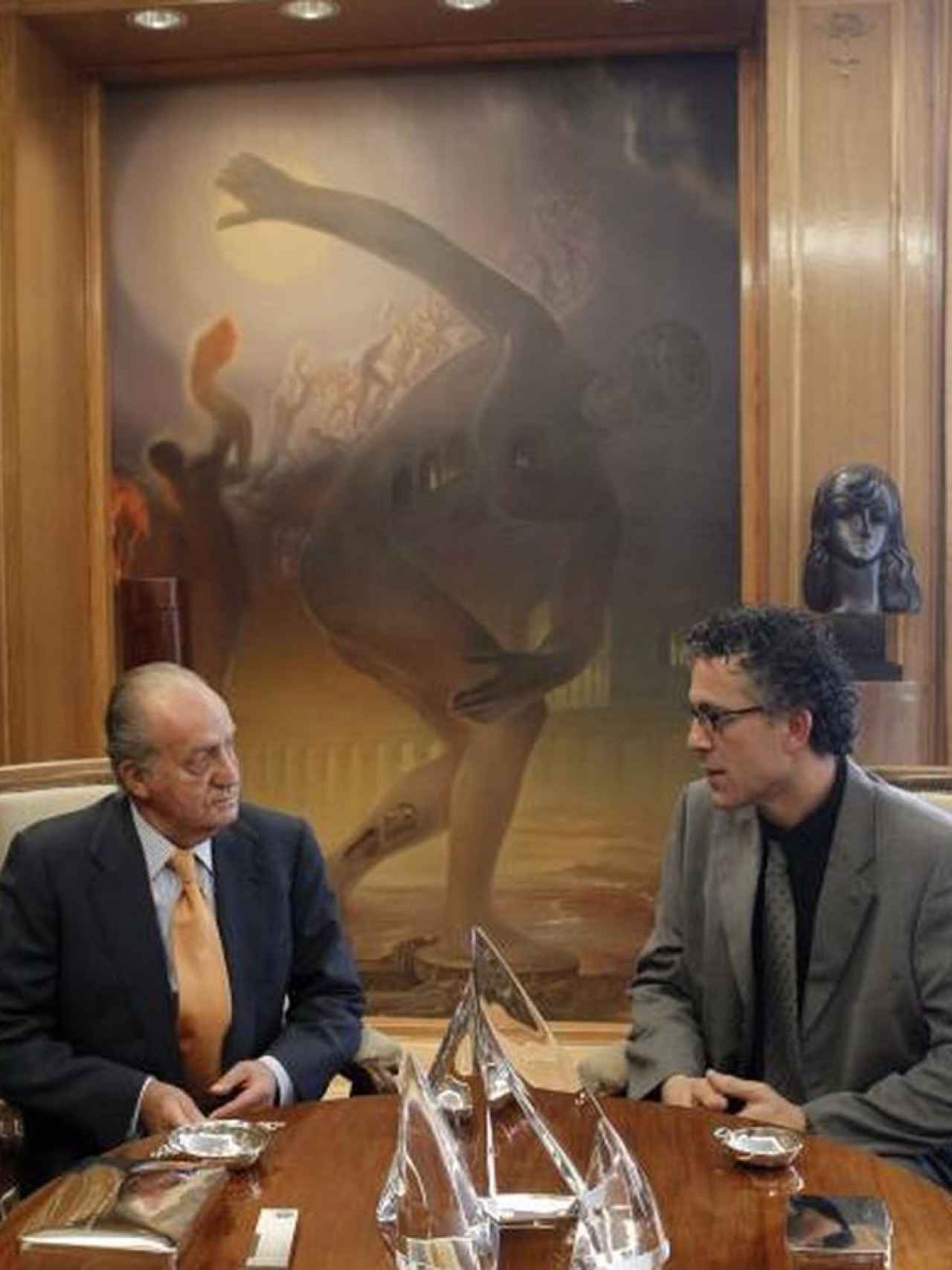 Juan Carlos I y Xabier Mikel Errekondo de Amaiur, en 2011, con el atleta de Dalí al fondo.