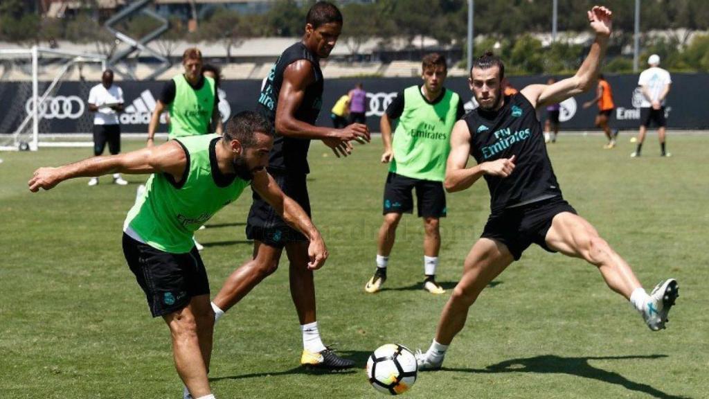 Los madridistas, jugando un partidillo en el entrenamiento.