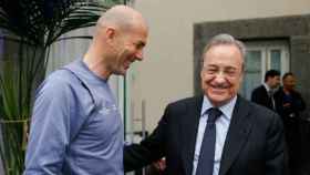 Florentino y Zidane bromean