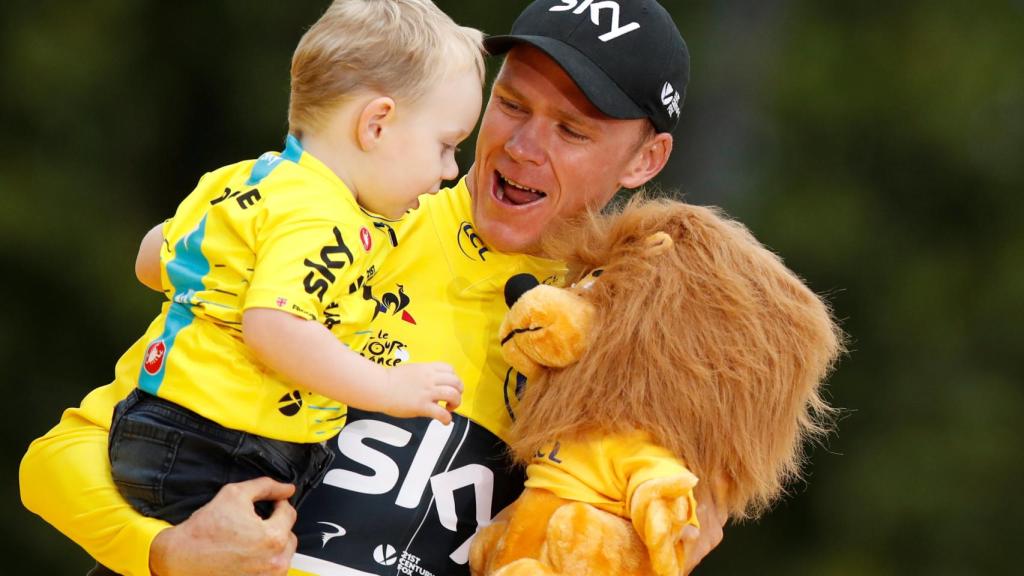 Chris Froome con su hijo en el podio.