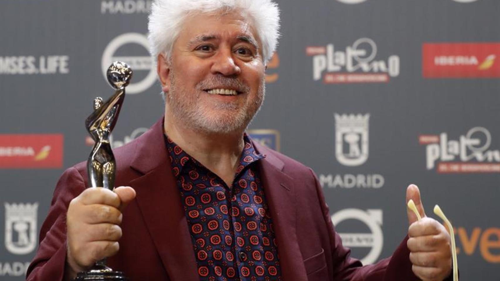 Almodóvar dedica su triunfo en los Platino a los desaparecidos en la guerra.