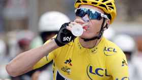 Froome, en el paseo triunfal por París, celebra su victoria en el Tour de Francia.