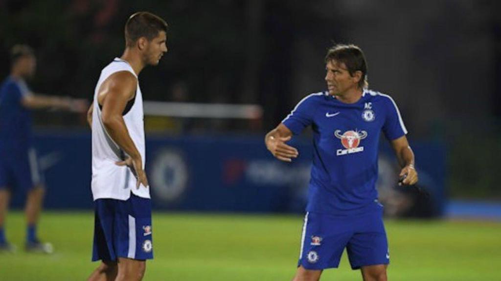 Morata charla con Conte. Foto chelseafc.com