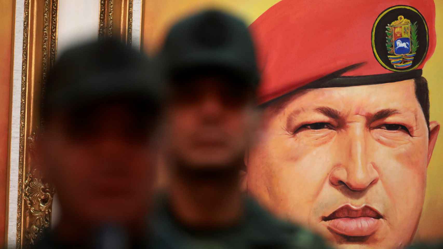 Imagen de Hugo Chávez frente a unos militares en Caracas