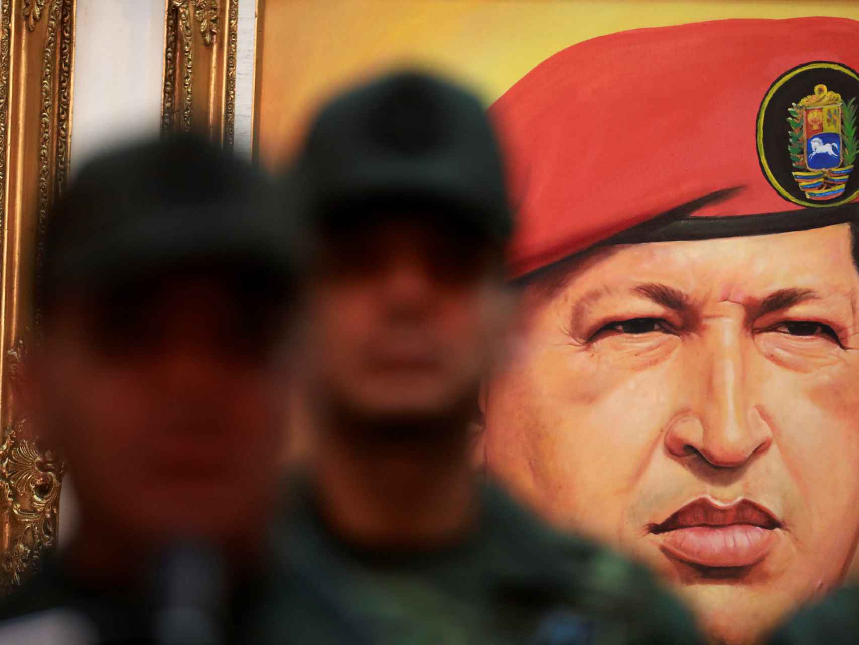 Imagen de Hugo Chávez frente a unos militares en Caracas