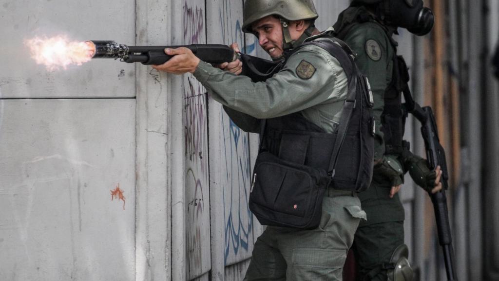 Un miembro de la Guardia Nacional Venezolana dispara durante una manifestación