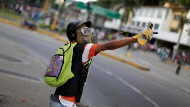 Un opositor durante una manifestación