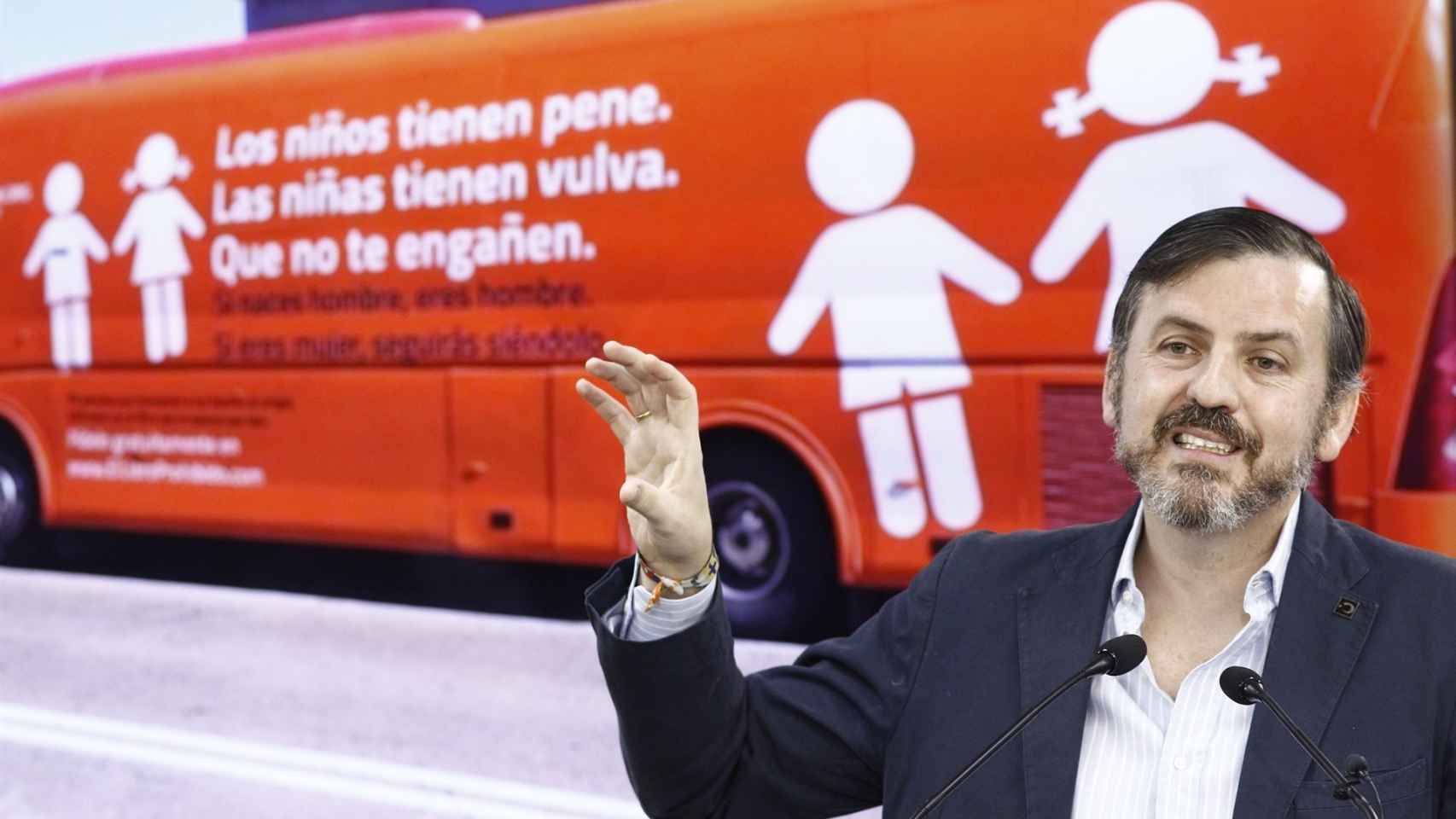 Ignacio Arsuaga con el polémico autobús de HazteOír.