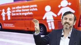 Ignacio Arsuaga con el polémico autobús.