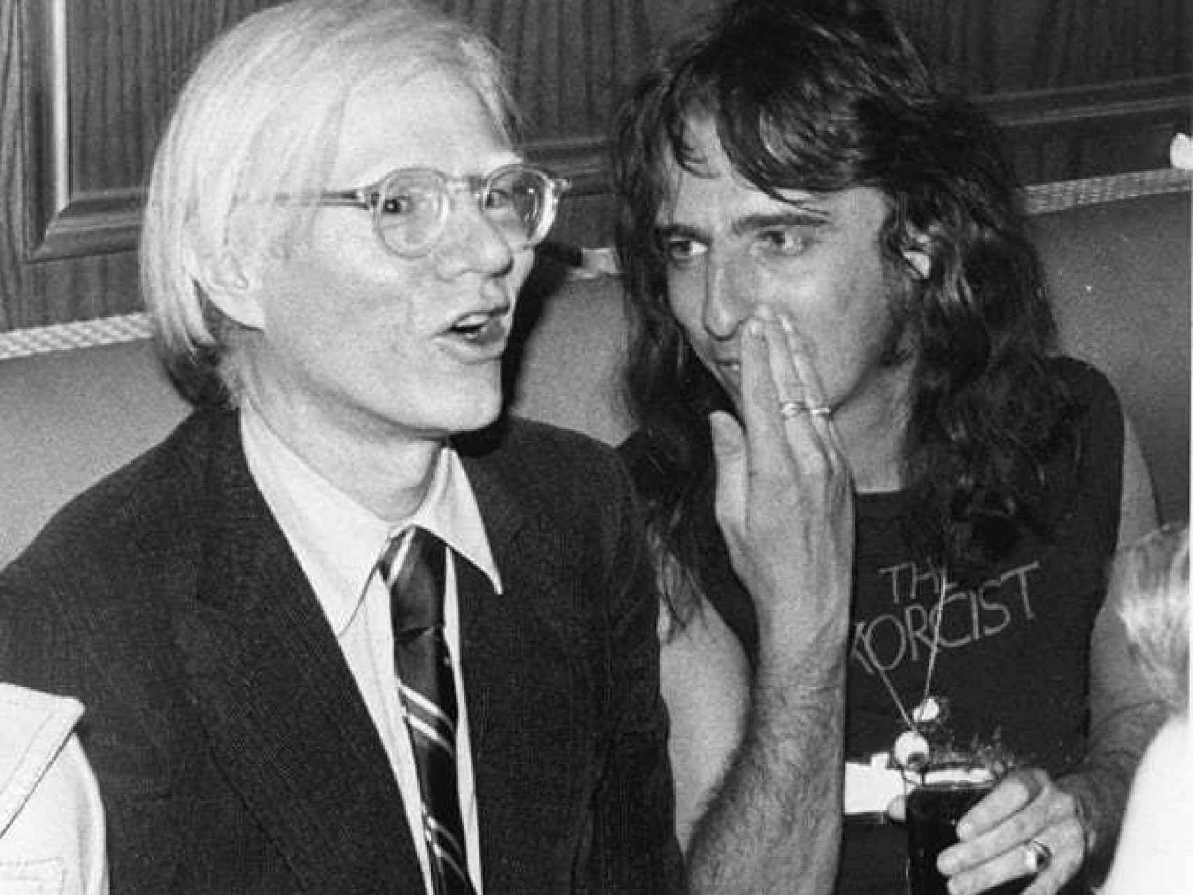 Andy Warhol y Alice Cooper en 1974.