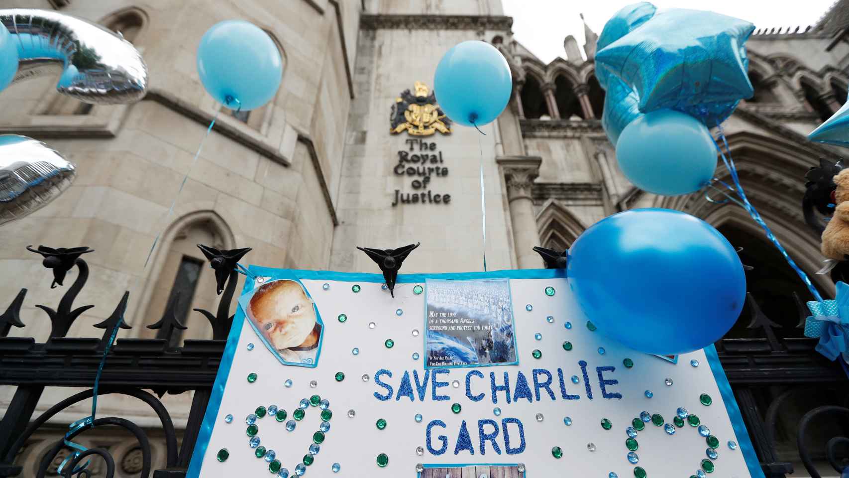 Carteles de apoyo a Charlie en el exterior de Tribunal Superior de Londres.