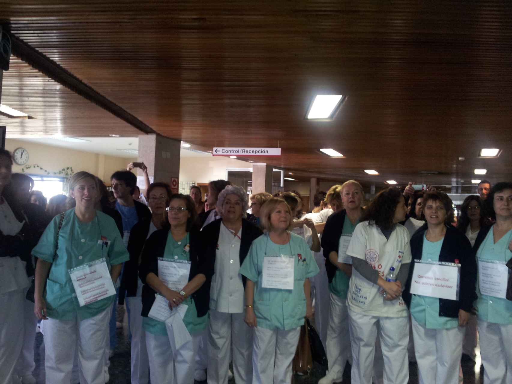 Hace tres años, en un encierro de 24 horas dentro de la residencia, Rosa y los otros enfermeros y auxiliares del centro decidieron protestar contra las condiciones laborales.