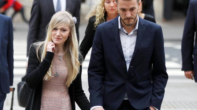 Los padres del bebé británico Charlie Gard a su llegada a los juzgados.