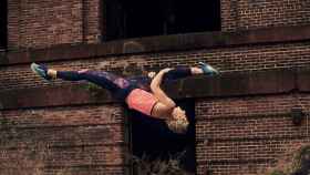 La gimnasta estadounidense Jessie Graff en uno de los momentos de la campaña. | Foto: Under Armour.