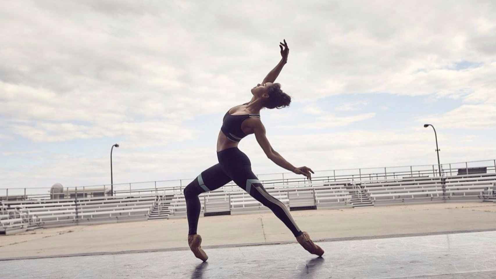 La bailarina afroamericana Misty Copeland en uno de sus movimientos. | Foto: Under Armour.
