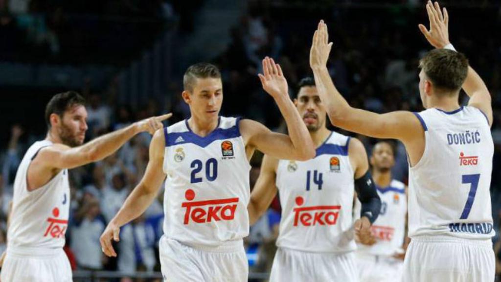 Real Madrid de Baloncesto celebra una canasta.