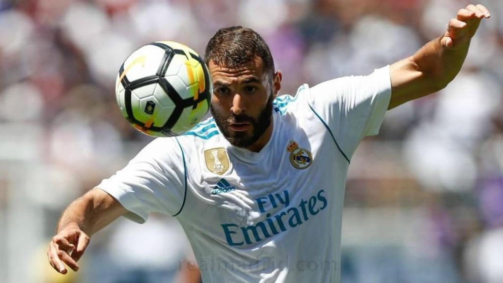 Benzema intenta controlar un balón