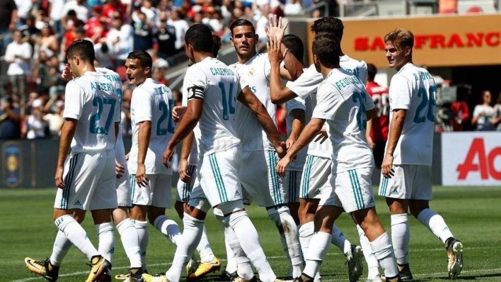 Los jugadores del Real Madrid celebran el gol de Casemiro