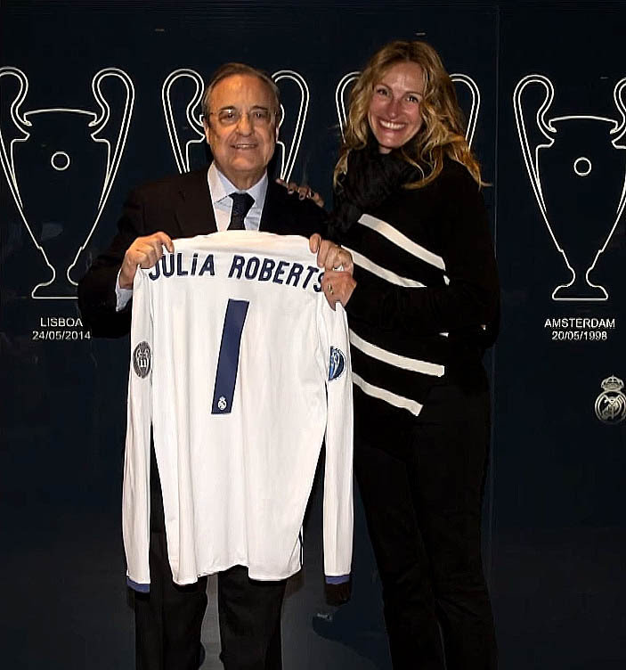 Julia Roberts junto a Florentino Pérez con una camiseta del Real Madrid