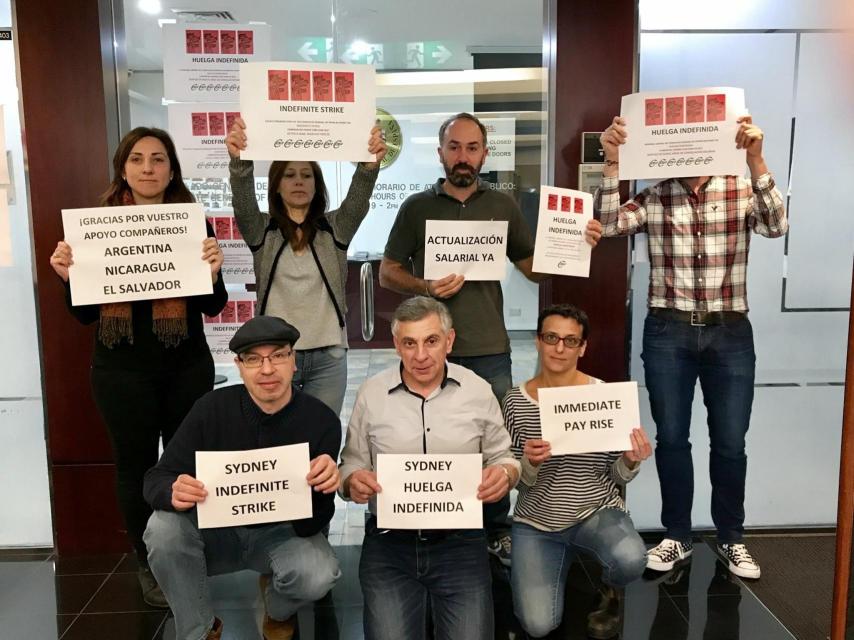 Los trabajadores del consulado de España en Sidney, durante una de sus protestas.