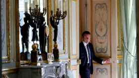 Emmanuel Macron sale de su oficina en el Palacio del Elíseo.