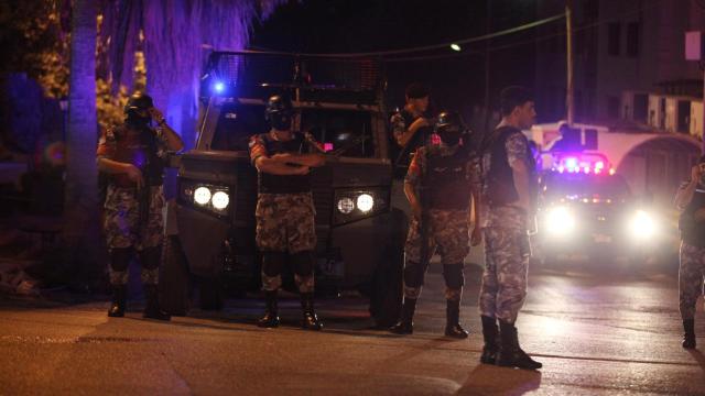 Policías cerca de la embajada de Israel en Ammán, Jordania.