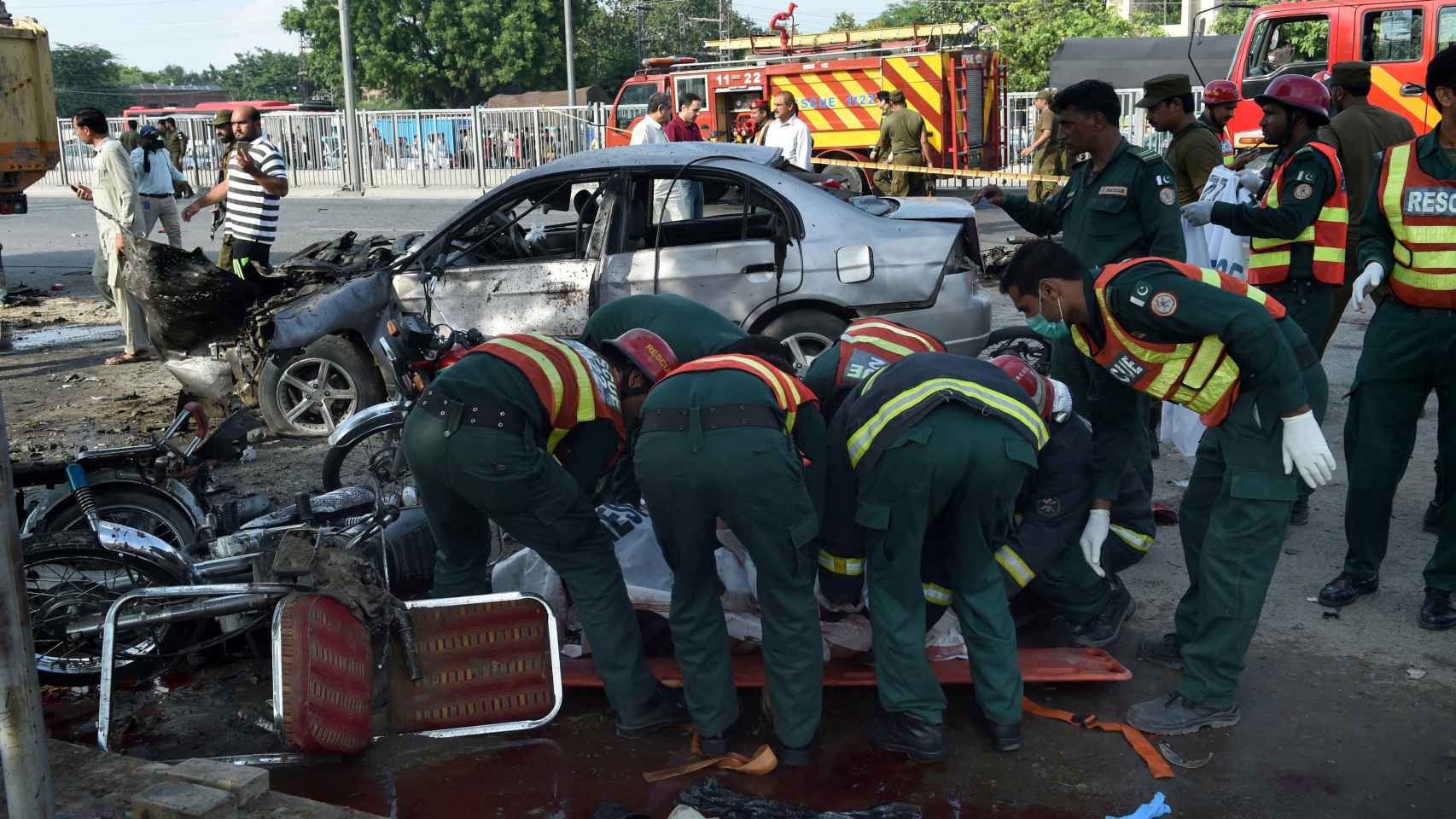 Los servicios de emergencia trabajando tras la explosión registrada en Lahore, Pakistán.