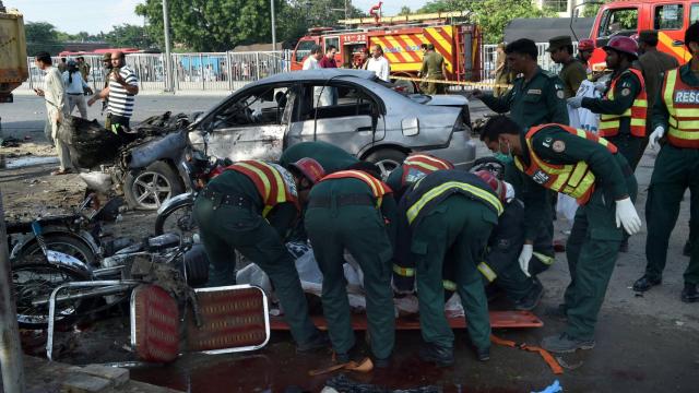 Los servicios de emergencia trabajando tras la explosión registrada en Lahore, Pakistán.