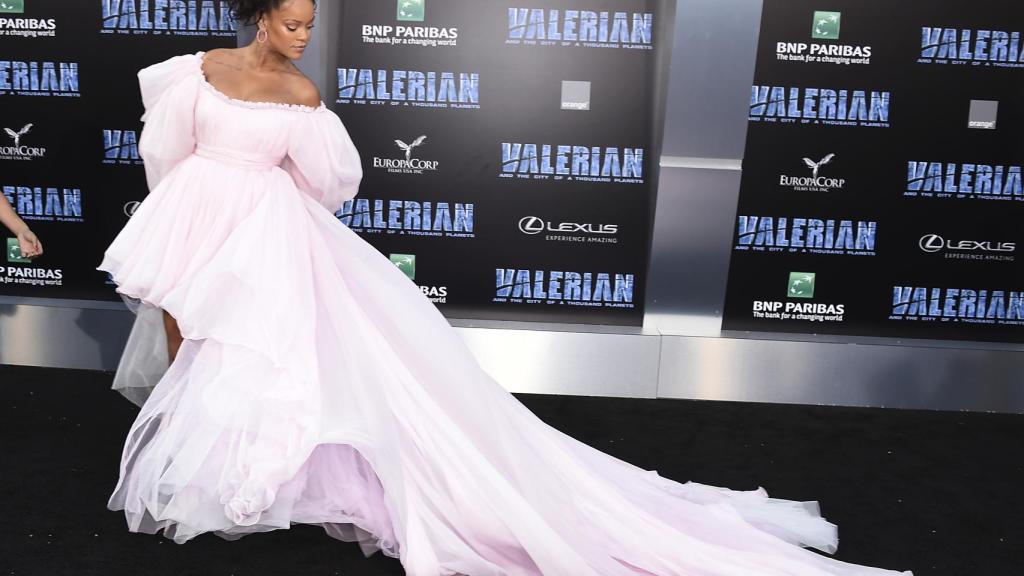 Rihanna, en la 'premiere' de la misma película en Los Ángeles, con un vestido de Giambattista Valli, el mismo diseñador.