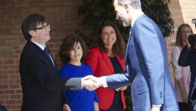 El Rey saludando a Carles Puigdemont en los actos conmemorativos.