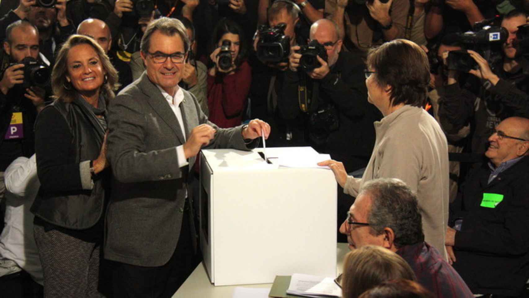 El expresidente de la Generalitat, Artur Mas, vota en la consulta independentista del 9 de noviembre de 2014.