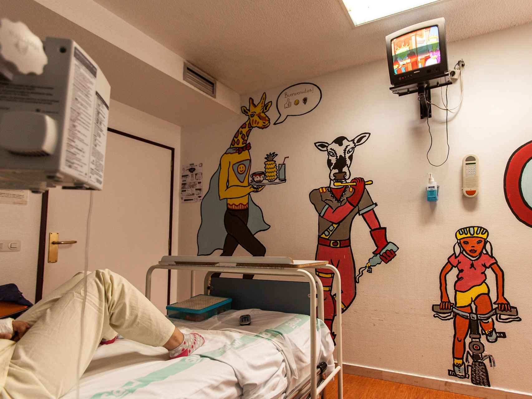 Un paciente del Hospital de Zaragoza, en su habitación intervenida.
