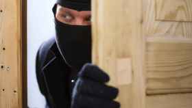 Imagen de archivo de un ladrón entrando a una vivienda.