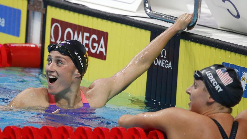 Mireia Belmonte, junto a Ledecky, tras la carrera de los 1500 libre del Mundial de Budapest.