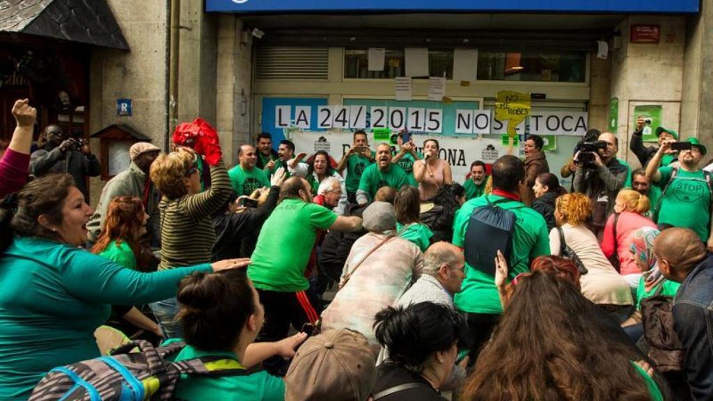 Integrantes de la PAH, durante un escrache a una sede del PP.