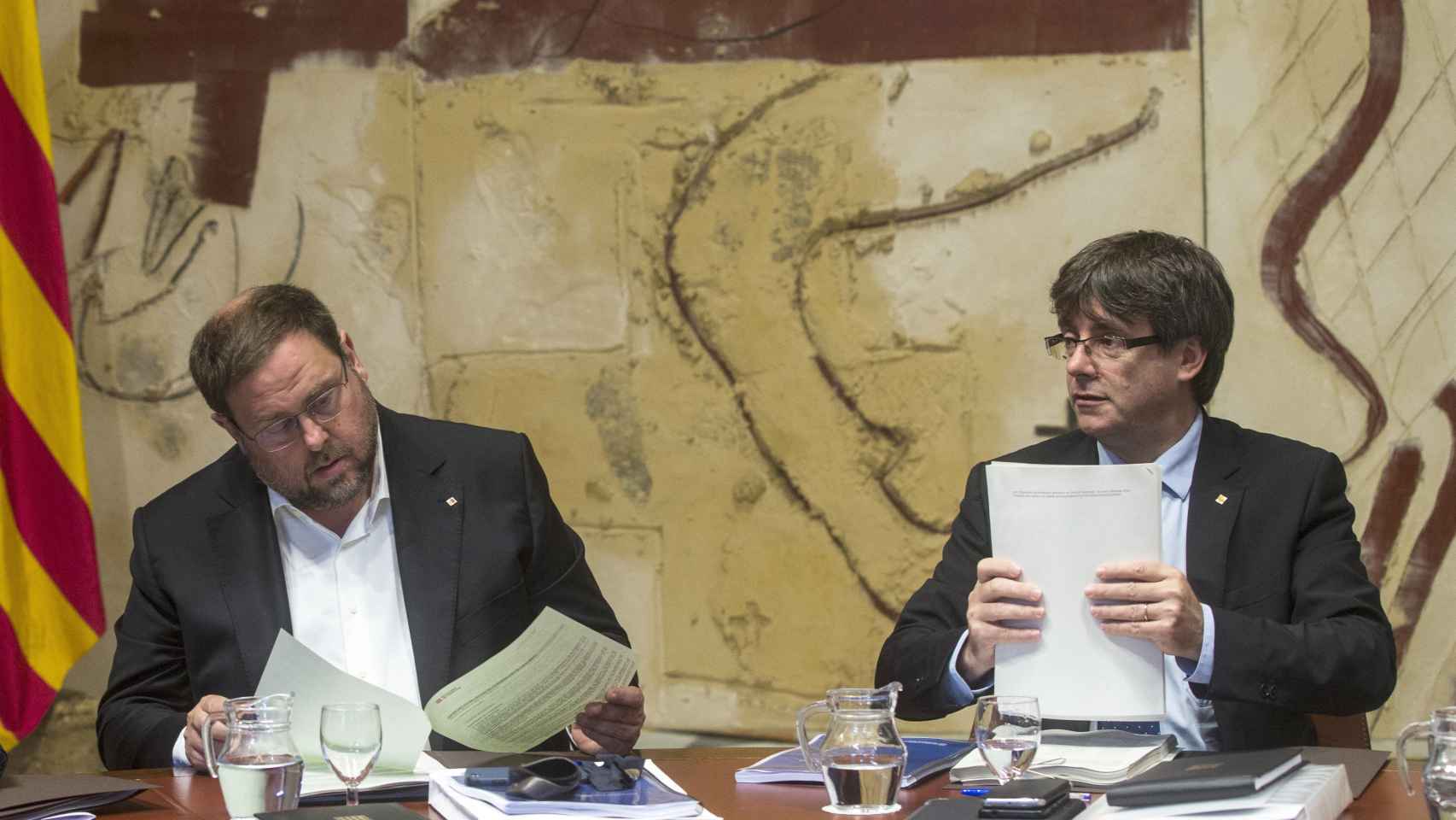 Oriol Junqueras y Carles Puigdemont durante la reunión que el gobierno de Cataluña.