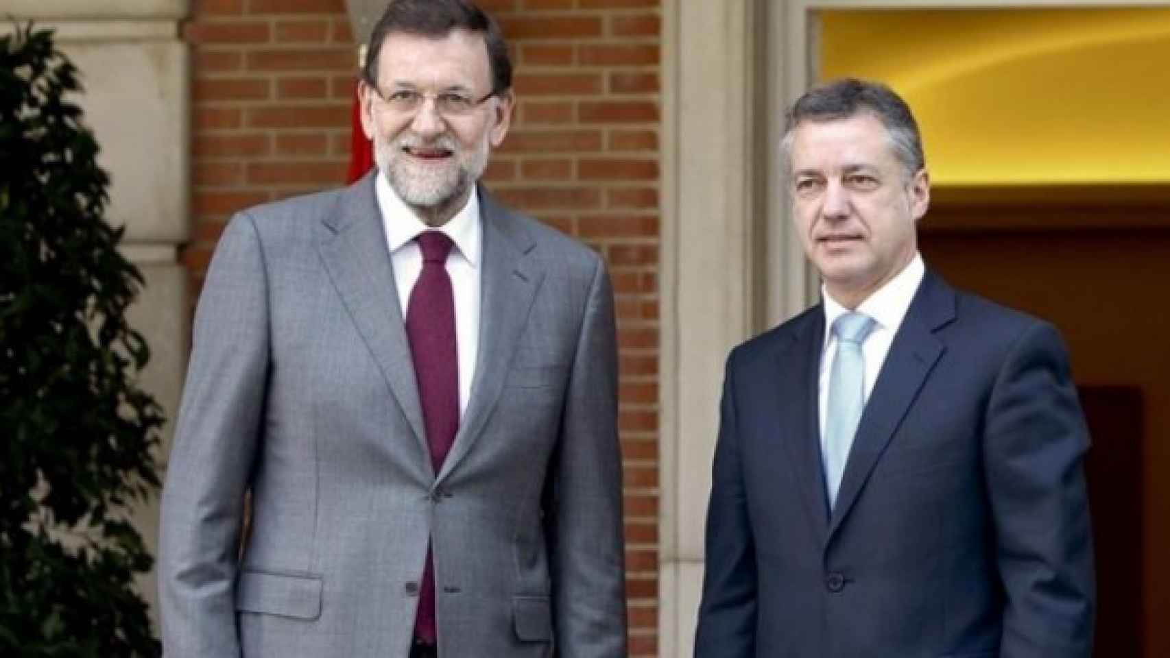 Rajoy y Urkullu a las puertas del Palacio de la Moncloa.