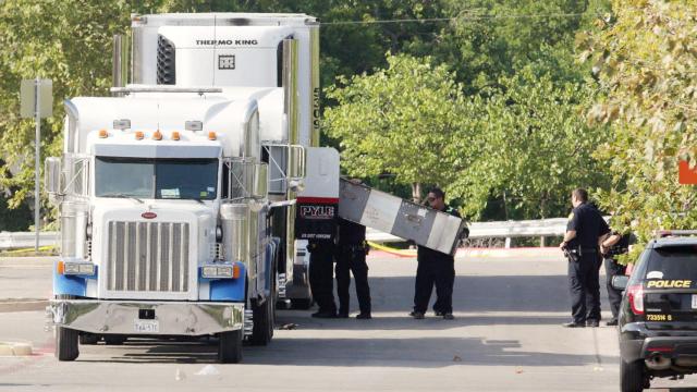 La policía forense trabaja en la escena del crimen donde fueron halladas las víctimas.