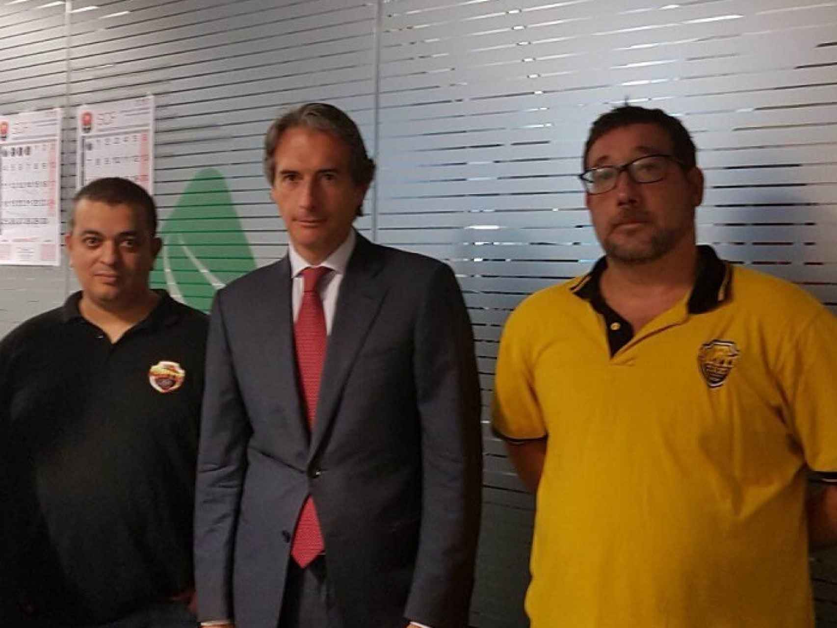 Tito Álvarez, con polo oscuro. El ministro Íñigo de la Serna en el centro. Otro portavoz de los taxistas, con polo amarillo.