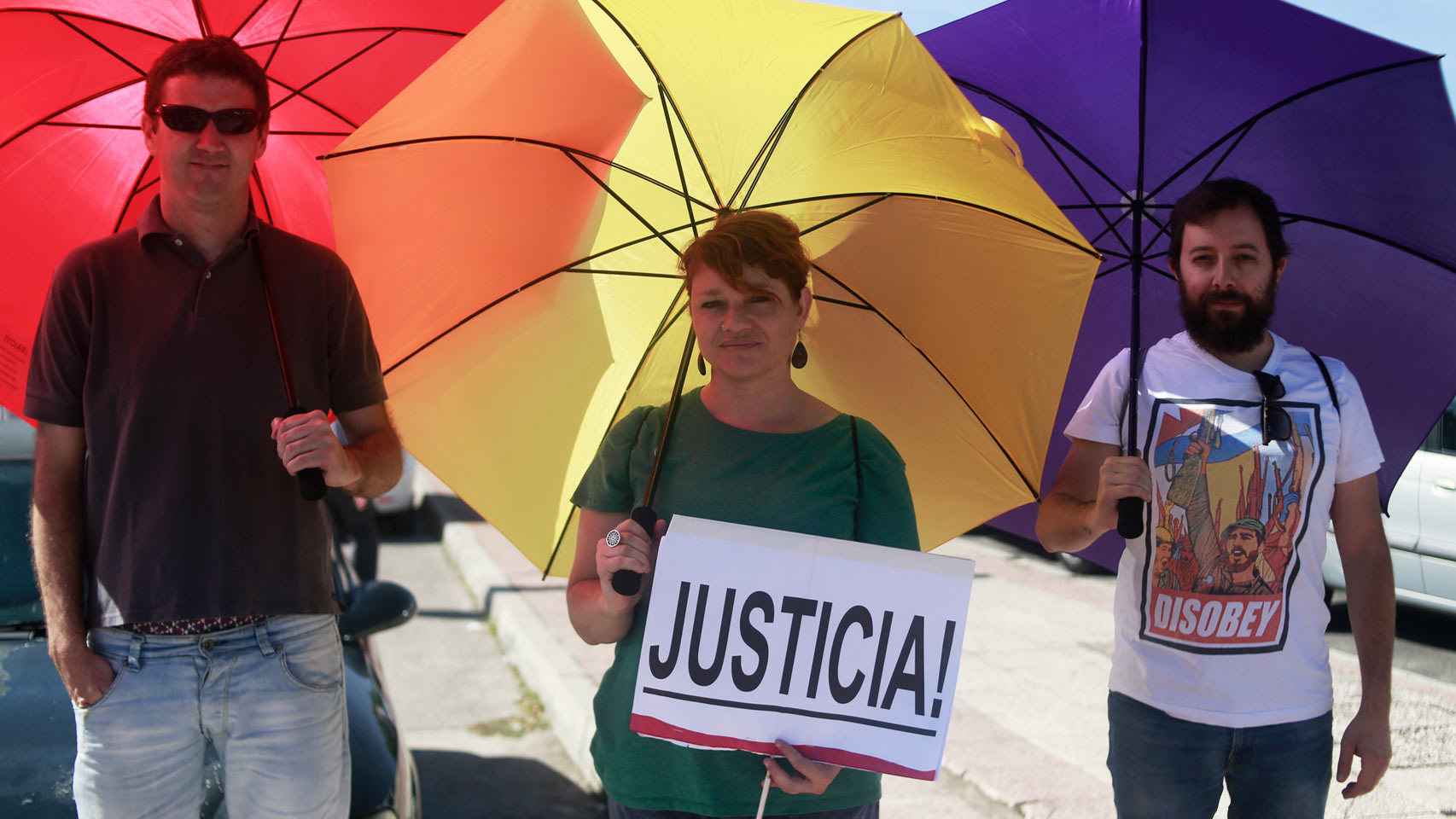 Silvia junto a otros dos compañeros en la manifestación con los paraguas republicanos