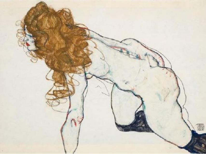 Egon Schiele: Mujer con cabello rubio desnuda agachada y apoyada sobre el brazo izquierdo.