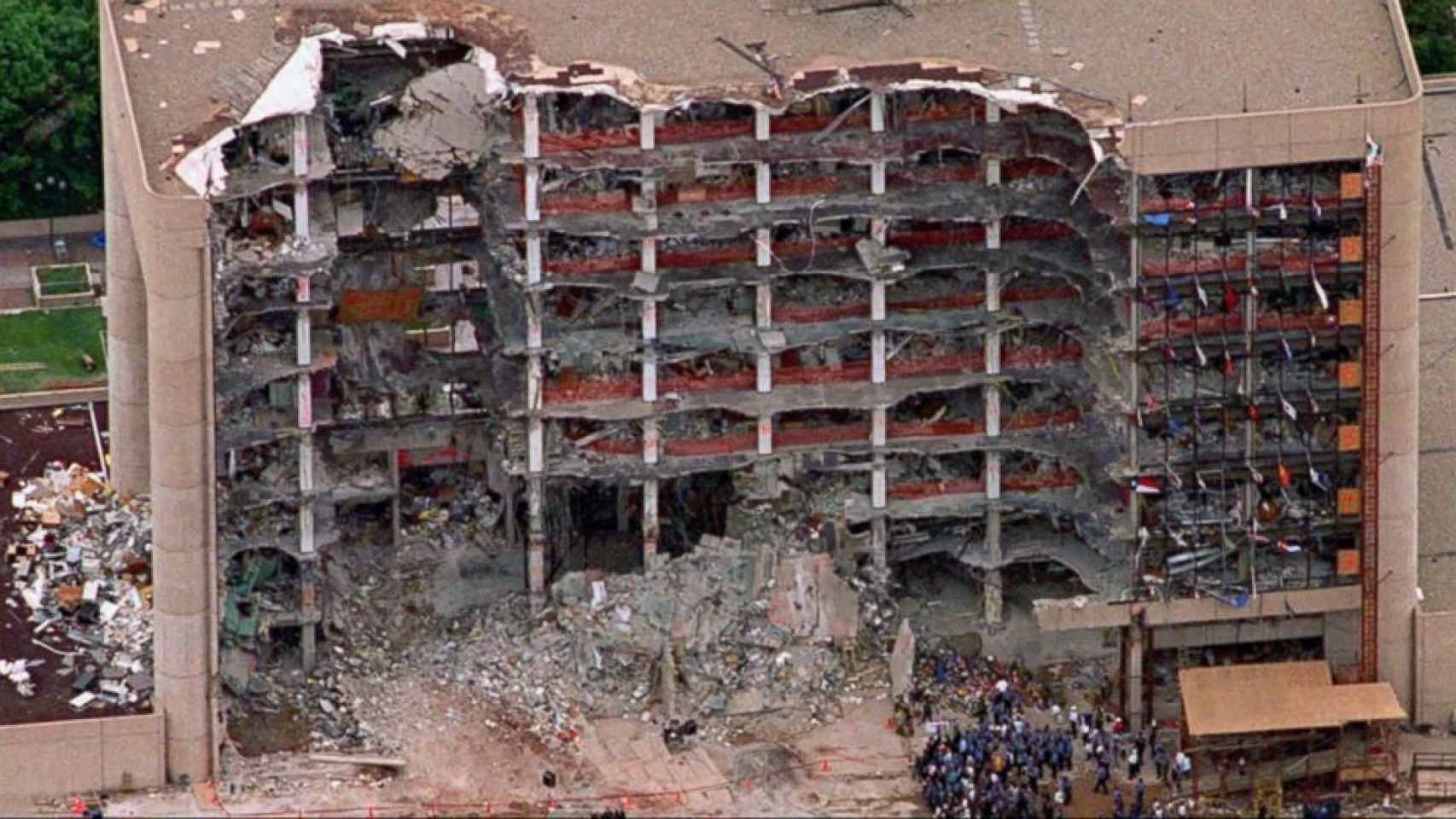El derrumbe en cadena de la fachada del edificio federal Alfred P. Murrah en Oklahoma.