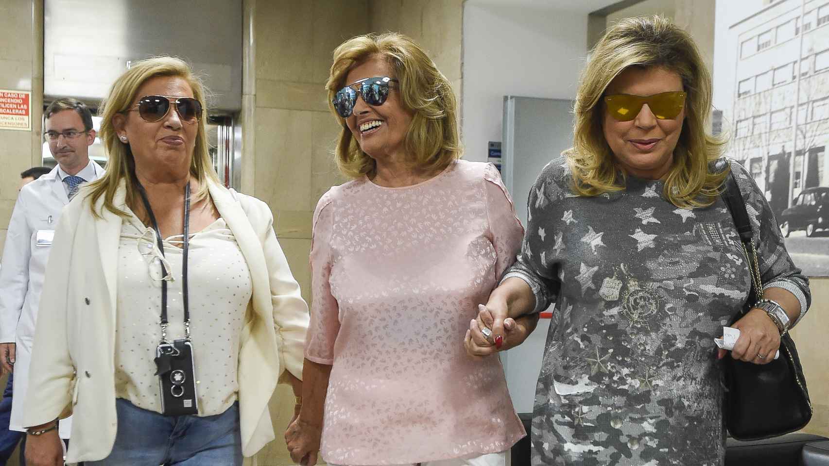 María Teresa Campos y sus hijas, a su salida del hospital.