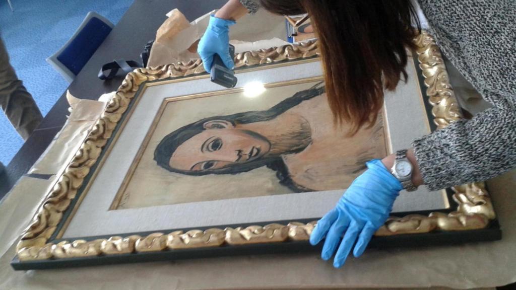 Restauradora del Reina Sofía revisando la obra a la llegada del museo.
