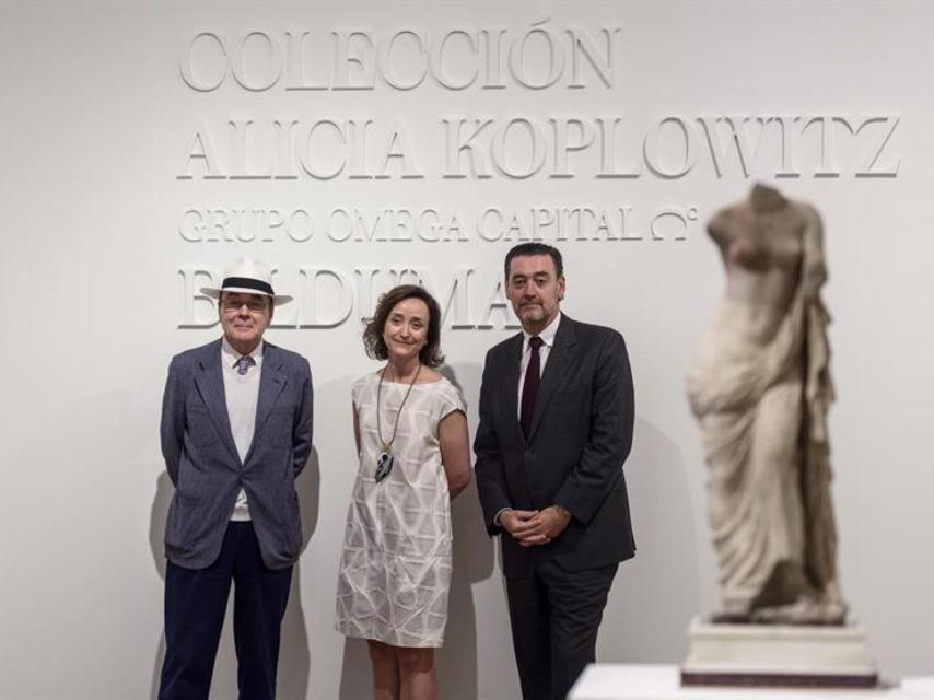 Miguel Zugaza, director del Bellas Artes de Bilbao, con Calvo Serraller y Almudena Ros.